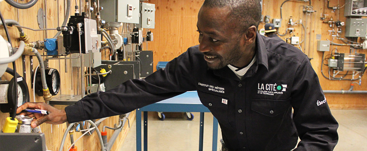Un étudiant exécute un travail dans l'atelier d'instrumentation au Centre des métiers Minto – campus Alphonse-Desjardins à Orléans.