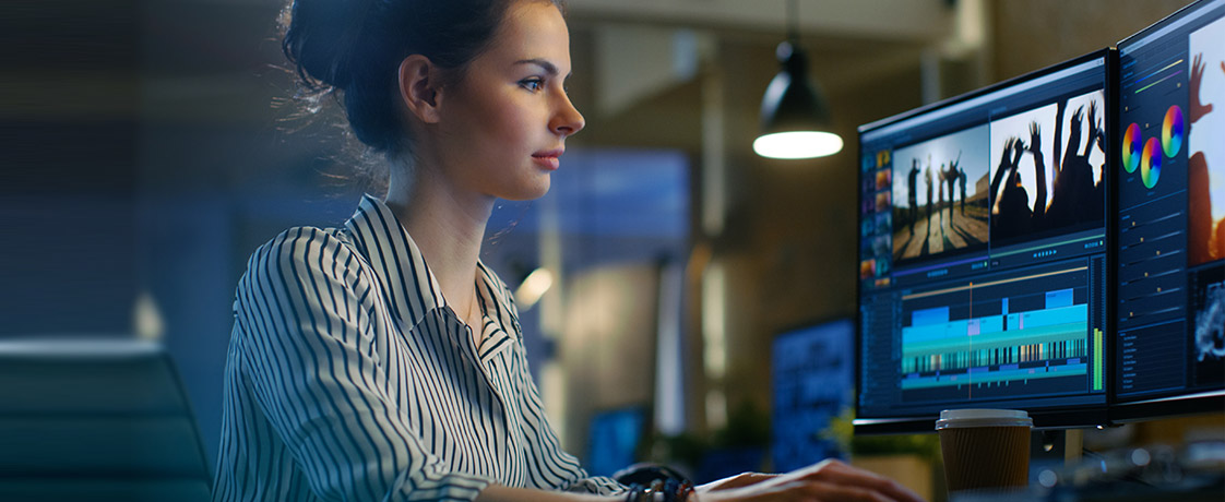 Une étudiante travaille à l’aide d’un logiciel de montage.