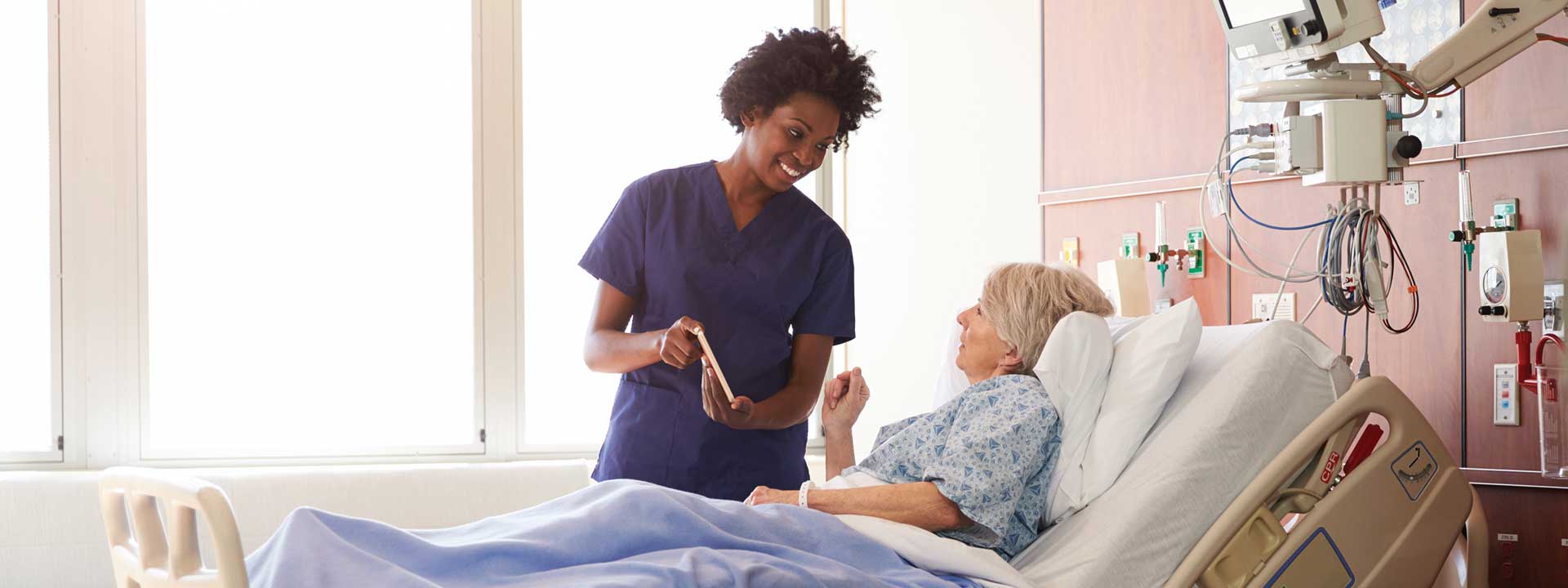 Une infirmière avec une patiente.