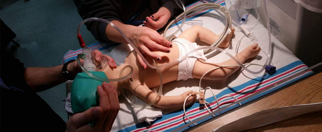 Des étudiants travaillent sur un mannequin.