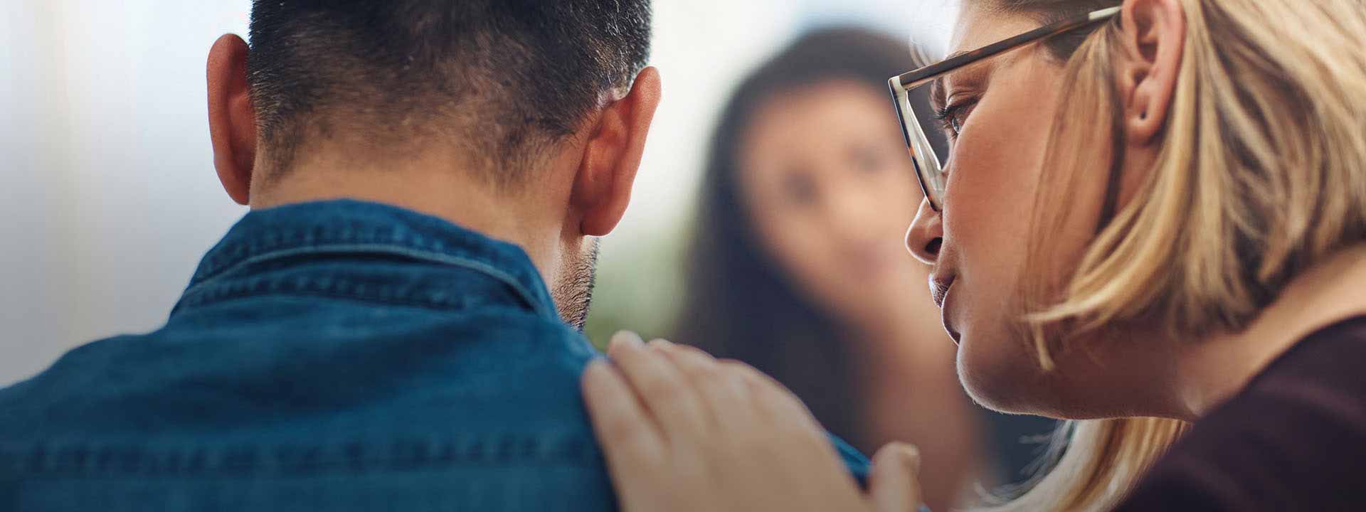 Une intervenante s’adresse à un homme lors d’une discussion de groupe.