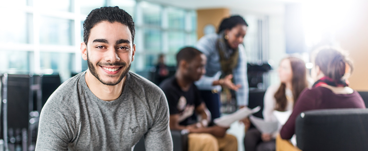 Un étudiant prend place dans une salle de classe.