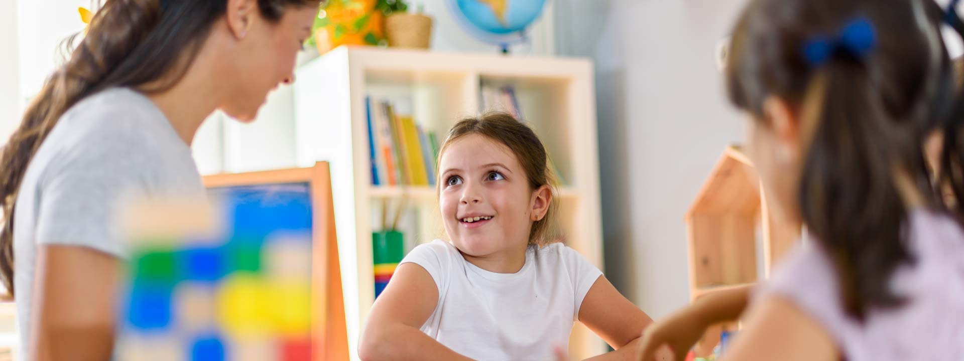 Une éducatrice avec deux jeunes enfants