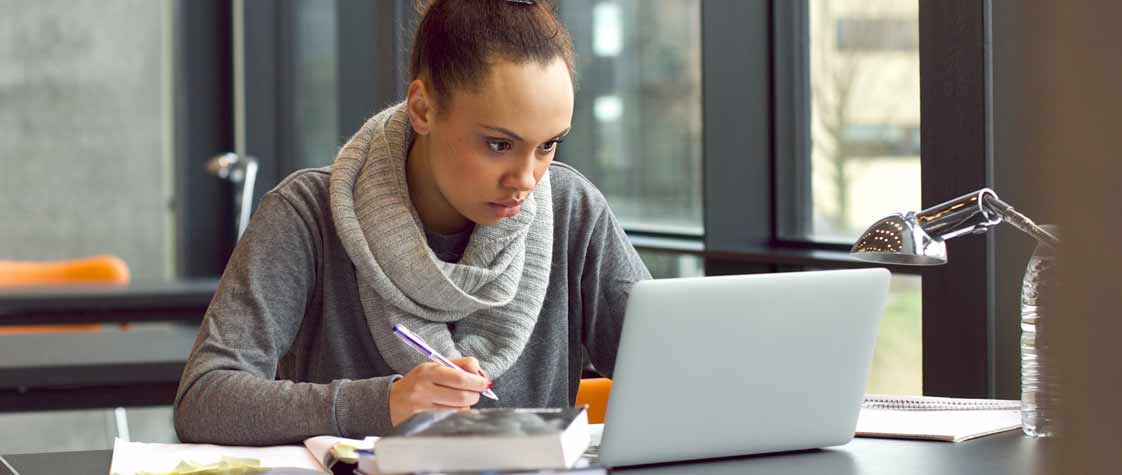 étudiante qui fait une recherche sur l’internet