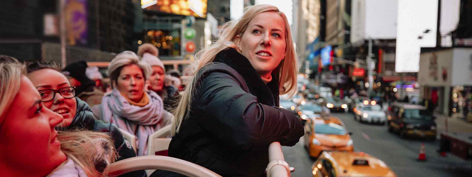 Un groupe de touristes circulent dans la ville de New York.