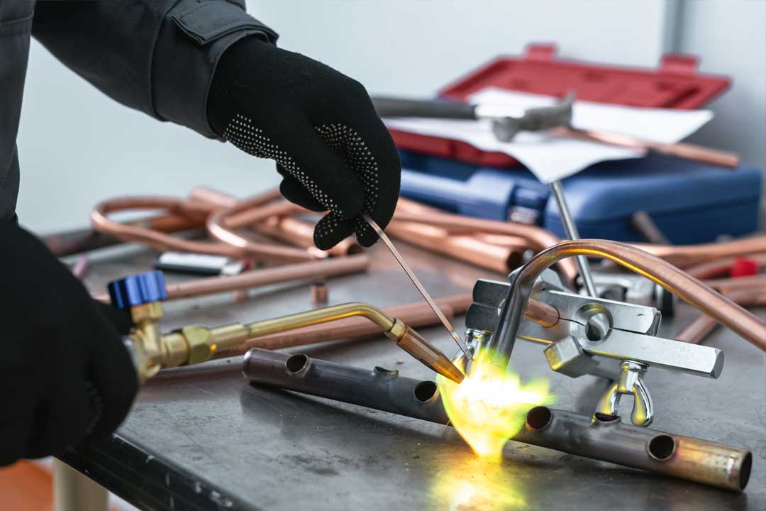 Plombier au travail