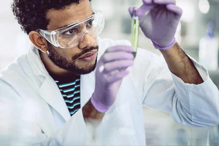 Un chercheur manipule un échantillon en laboratoire