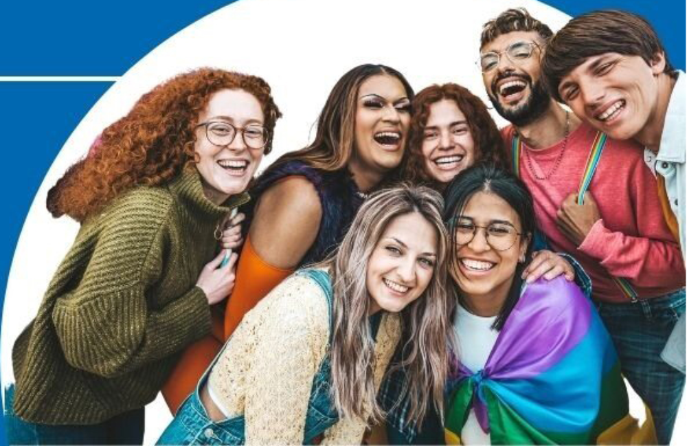 Groupe diversifié de jeunes adultes souriants, rassemblés et joyeux. Une personne porte un drapeau arc-en-ciel LGBTQ+, illustrant l'inclusion et la diversité