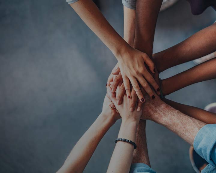 Étudiante utilisant un téléphone intelligent pour prendre un rendez-vous en ligne.