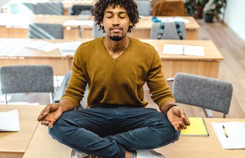 Jeune homme en position de méditation