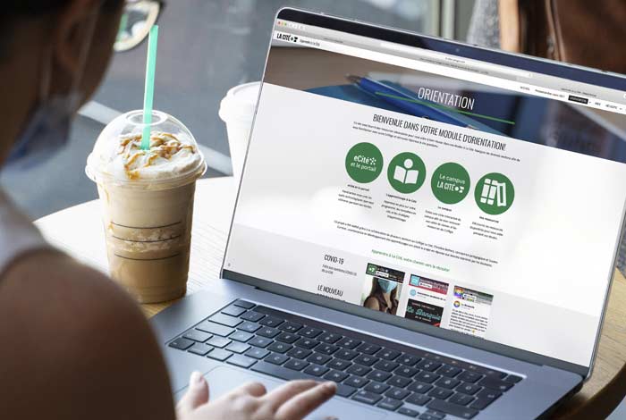 Une personne travaille sur son ordinateur portable dans un café.