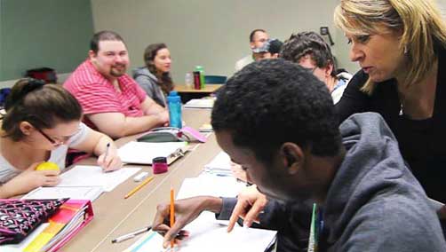 Des étudiants travaillent sous la supervision de leur professeure / Étudiants de Prescott-Russell : Bourse de transport disponible