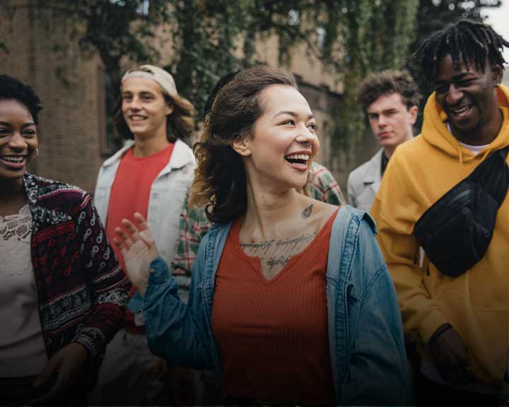 Des amis parlent et rient en marchant vers le collège.