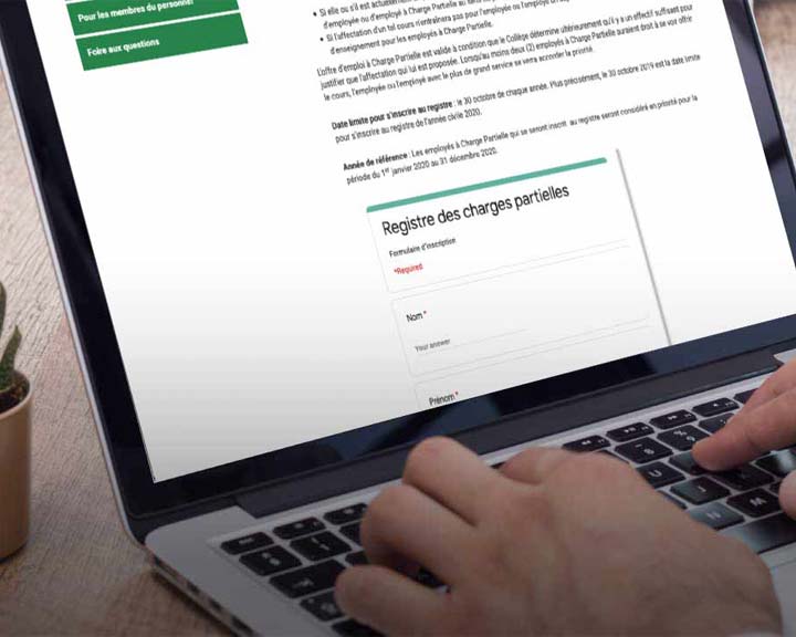 Une personne saisit du texte sur un ordinateur portable affichant un formulaire intitulé « Registre des charges partielles ». Ce formulaire comporte des champs pour le nom et le prénom, indiquant qu'il s'agit d'un formulaire d'inscription.