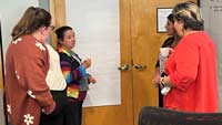 Participants discutent en petit groupe