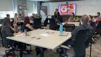 Animatrice s’adresse aux participants