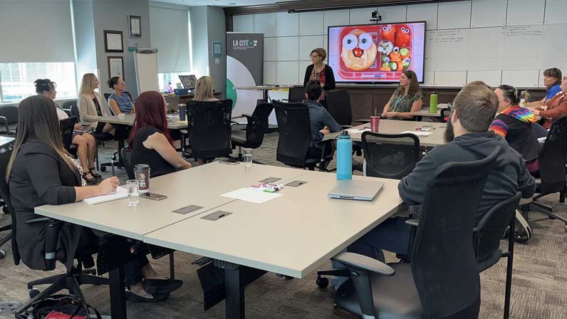 Animatrice s’adresse aux participants