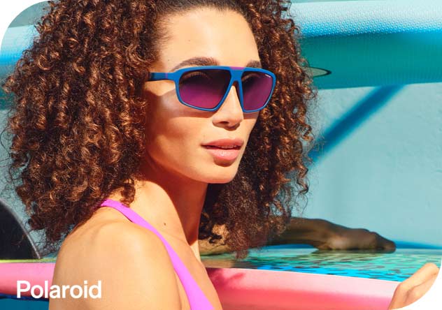 Femme en été avec lunettes de soleil Polaroid, au bord d'une piscine, ambiance estivale.