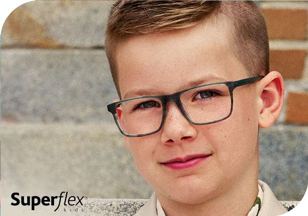 Garçon portant des lunettes Superflex Kids, monture rectangulaire, photo de mode enfant automne.
