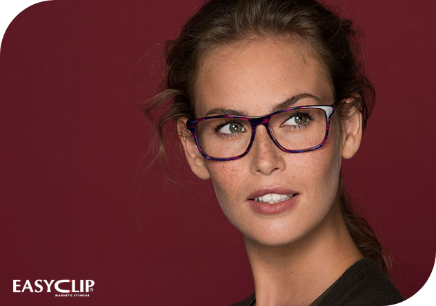 Une femme portant des lunettes est photographiée en gros plan. L’image met en valeur ses traits.