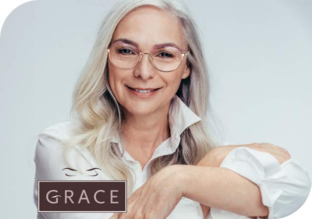 L'image montre une femme souriante portant des lunettes Grace. Son expression est enjouée, et la photo la montre en portrait, des épaules vers le haut.