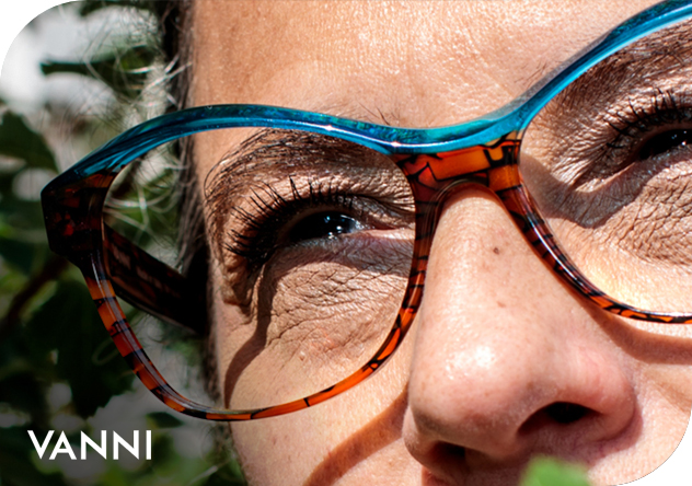 L'image montre une personne portant des lunettes Vanni. Il s'agit d'un gros plan centré sur le visage, mettant en valeur les lunettes comme un accessoire. Le décor est à l'extérieur.