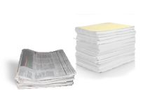 Deux piles distinctes de papier, l'une étant un journal plié et l'autre une pile de feuilles blanches.