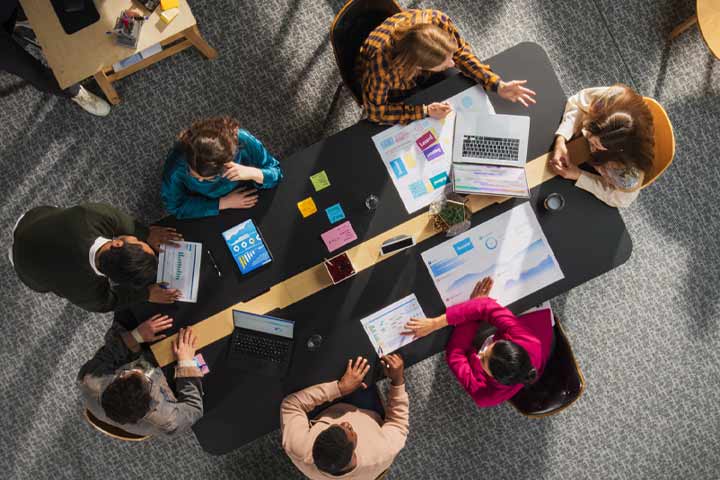 Enseignant utilisant un ordinateur pour l'apprentissage en ligne et l'éducation en ligne, un webinaire sur la technologie Internet, la recherche, l'étude et la base de données de connaissances.
