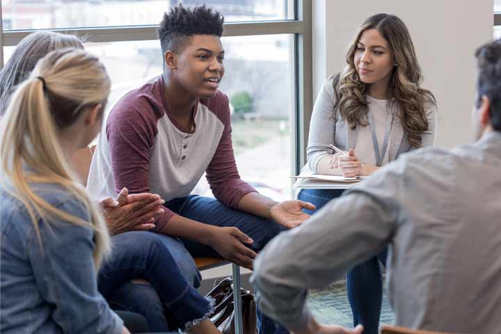 Une enseignante expliquant un élément à ses élèves