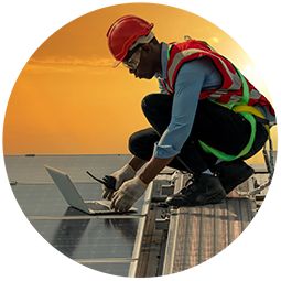 Un ingénieur travaille à l'installation d'un panneau solaire sur le toit.