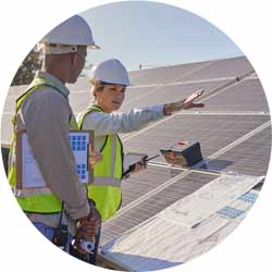Plan de panneau solaire, équipe d'électriciens et conversation sur le réseau électrique d'énergie verte à la ferme.