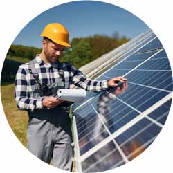 Vérification de la surface. Ingénieur avec des panneaux solaires photovoltaïques à l'extérieur, en journée.