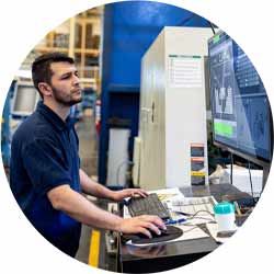 Homme utilisant une machine de découpe dans une usine de fabrication - ouvrier de chaîne de productio