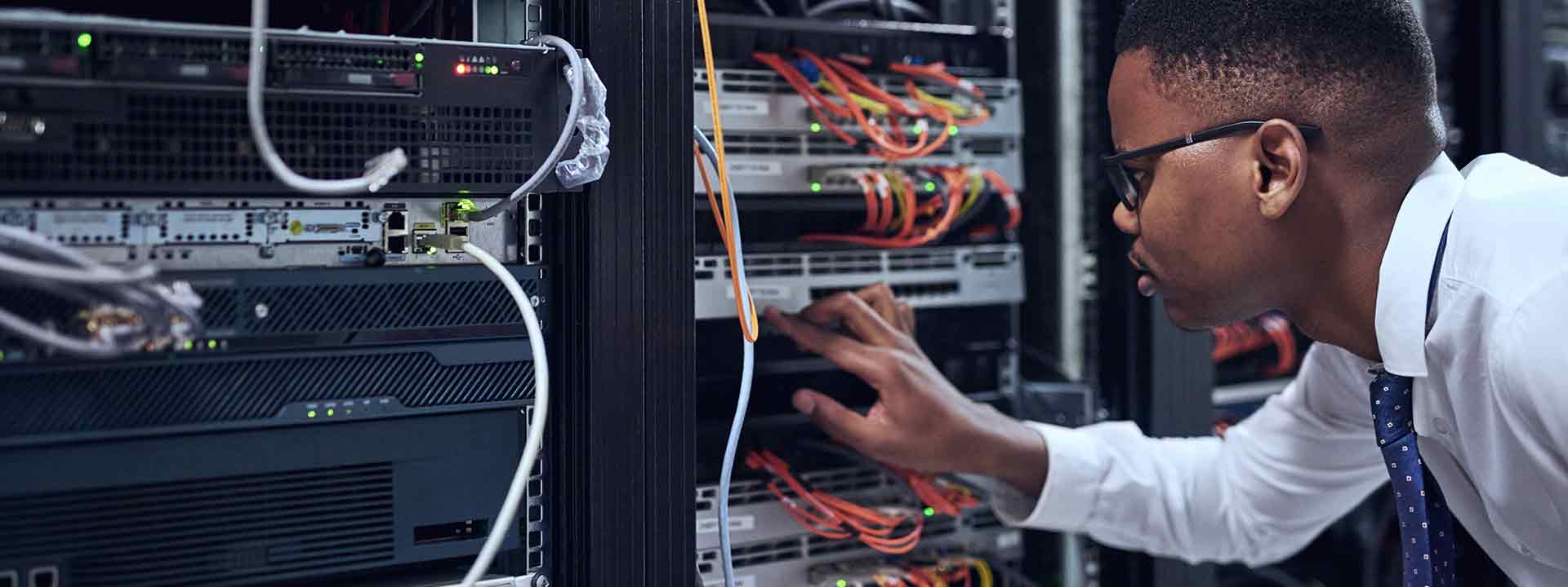 Un technicien procède à la vérification des serveurs d’une entreprise.