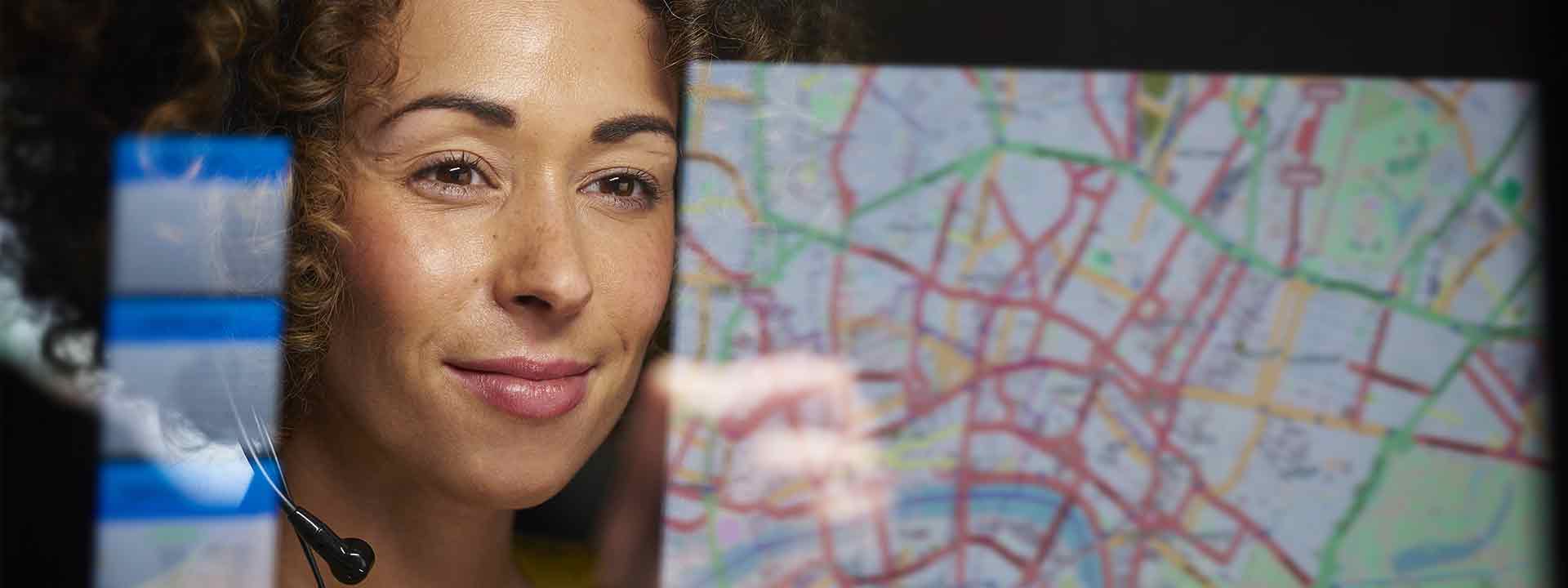 Jeune femme dans un centres d'appels d'urgence