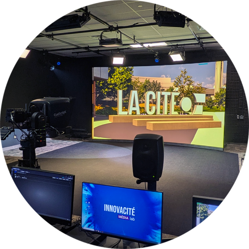 Intérieur d’un studio de télévision moderne, avec un grand écran LED incurvé affichant « LA CITÉ », équipements de tournage, caméras, écrans et éclairage professionnel, dans un environnement sombre et bien organisé.