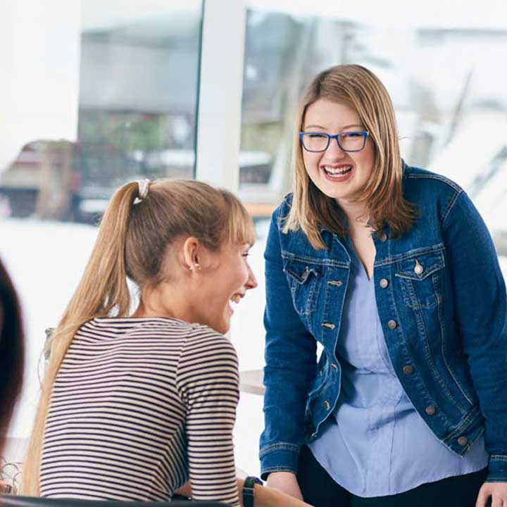 Photo d’étudiants – qui regardent la caméra et sourient