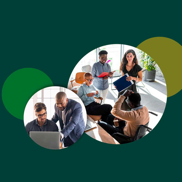 Des collègues d'affaires multiethniques se réunissent dans un bureau moderne. Les partenaires commerciaux intelligents planifient de travailler ensemble. Jeune homme d'affaires avec patron travaillant ensemble sur un ordinateur portable.