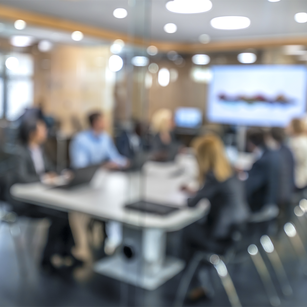 Un conseil d’administration assis à une table de conférence